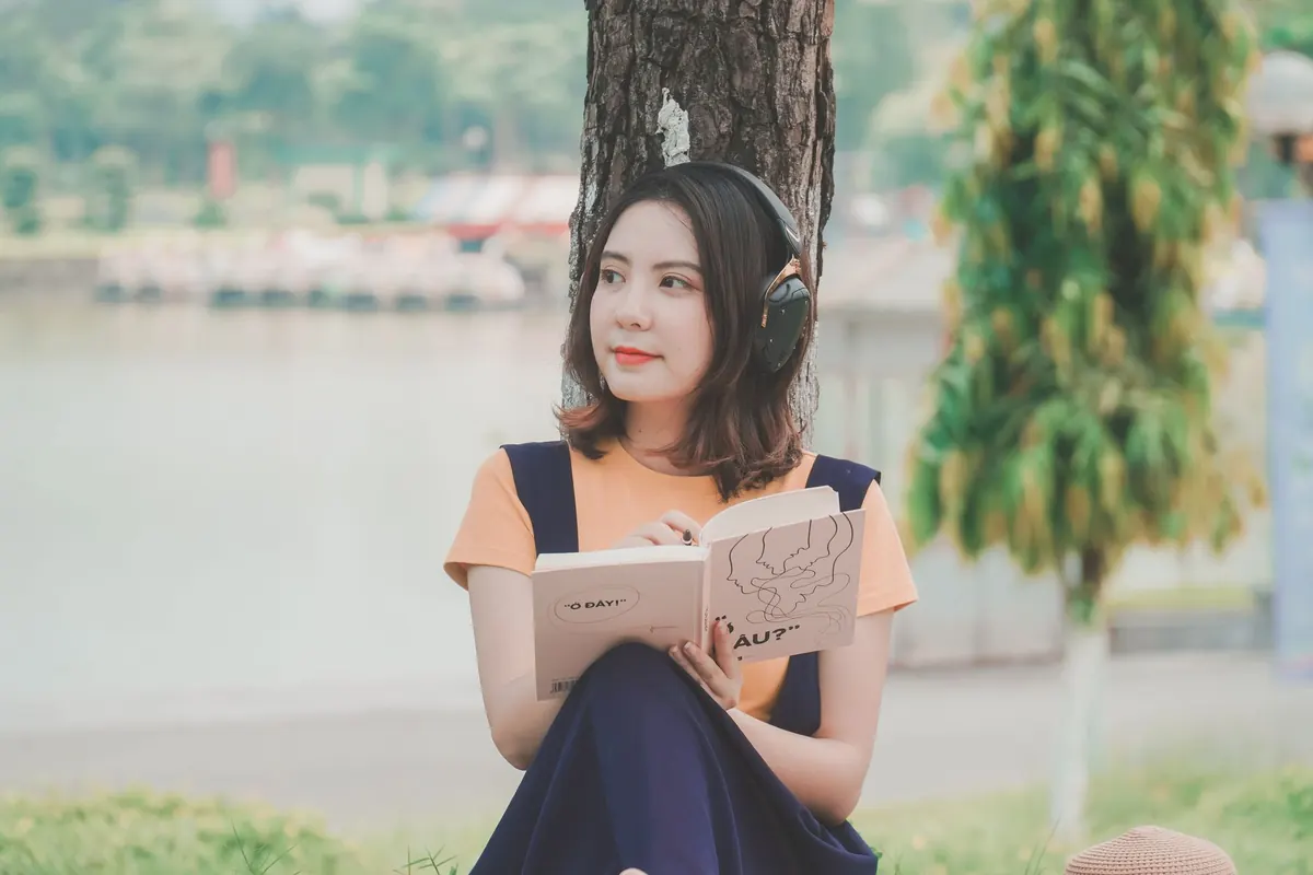 Audiobooks vs Physical Books: A Comparison for Busy UK Readers